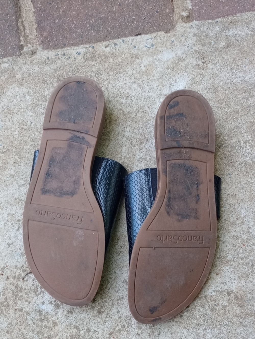 Franco Sarto Black Textured Toe-Loop Slide Sandals with Brown Footbed - Picture 5 of 8